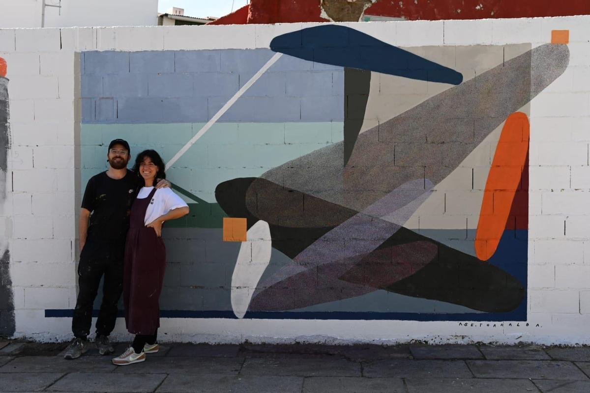 Álvaro Llera y Alba Villarubia, delante de su mural.