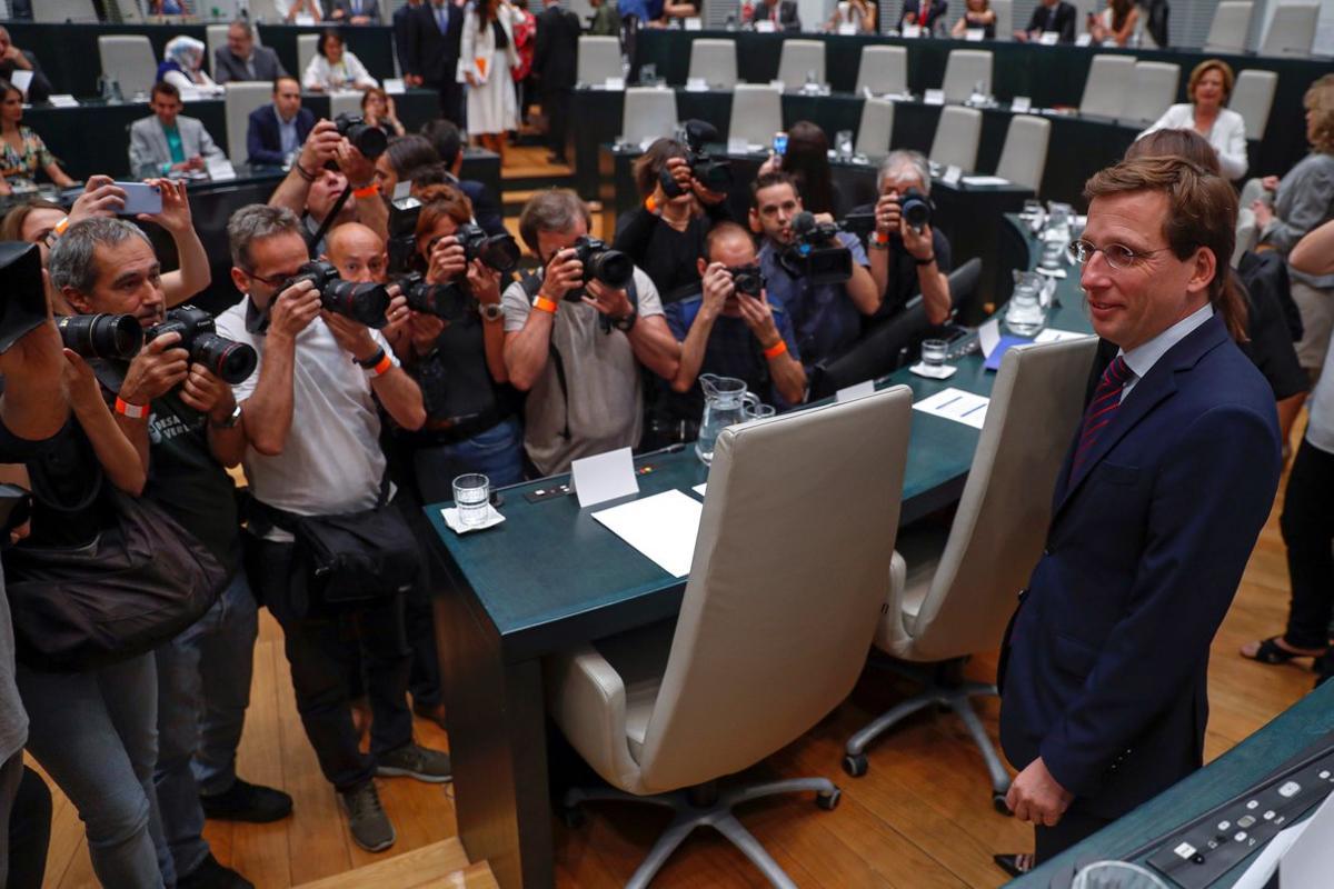 GRAF8621 MADRID 15 06 2019 -El candidato del Partido Popular a la alcaldia de Madrid  Jose Luis Martinez Almeida  poco antes del inicio de la constitucion del ayuntamiento de Madrid  hoy en el Palacio de Cibeles  El PP y Vox han pactado la pasada madrugada que el candidato popular Jose Luis Martinez Almeida sea alcalde de Madrid  al frente de un Gobierno de coalicion junto a Ciudadanos  en el que Begona Villacis sera la vicealcaldesa  EFE Emilio Naranjo