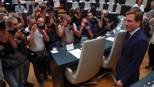 GRAF8621 MADRID 15 06 2019 -El candidato del Partido Popular a la alcaldia de Madrid  Jose Luis Martinez Almeida  poco antes del inicio de la constitucion del ayuntamiento de Madrid  hoy en el Palacio de Cibeles  El PP y Vox han pactado la pasada madrugada que el candidato popular Jose Luis Martinez Almeida sea alcalde de Madrid  al frente de un Gobierno de coalicion junto a Ciudadanos  en el que Begona Villacis sera la vicealcaldesa  EFE Emilio Naranjo