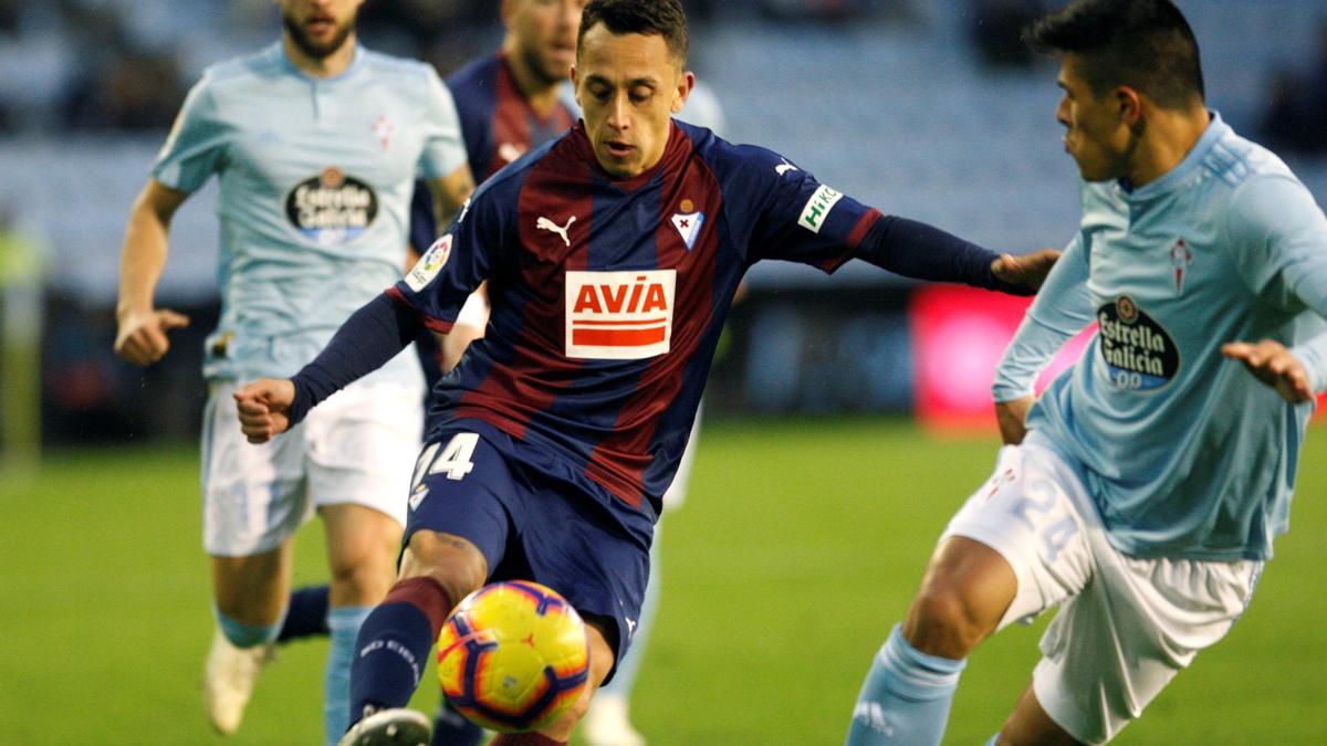 Fabián Orellana y Roncaglia durante un Celta-Eibar