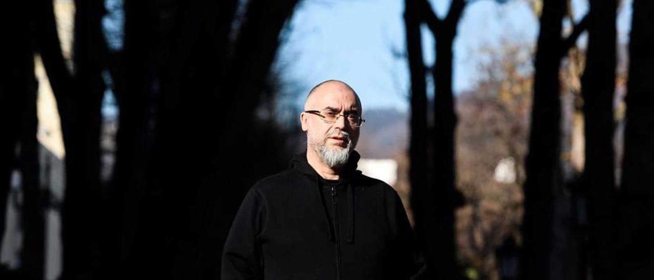 El escritor Rodolfo Martínez, en el Campo San Francisco de Oviedo.