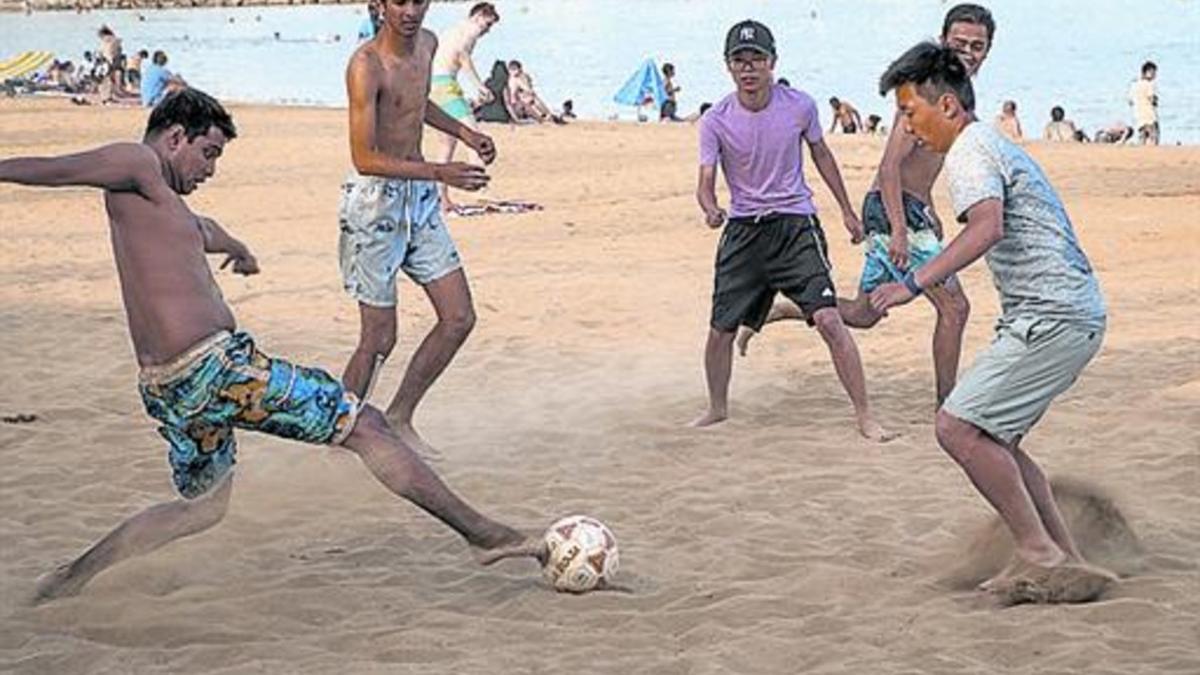 FÚTBOL Jugadas difíciles sobre la arena.