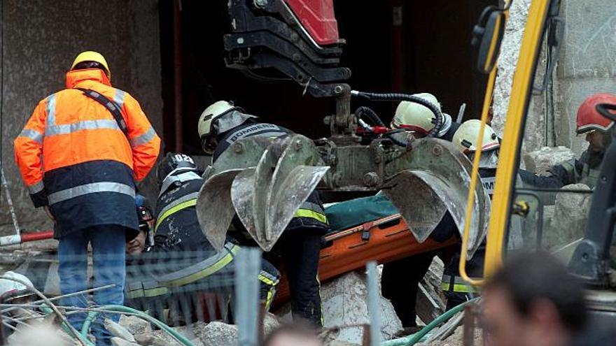 Dotaciones de los bomberos, durante la búsqueda de los sepultados en el hotel.