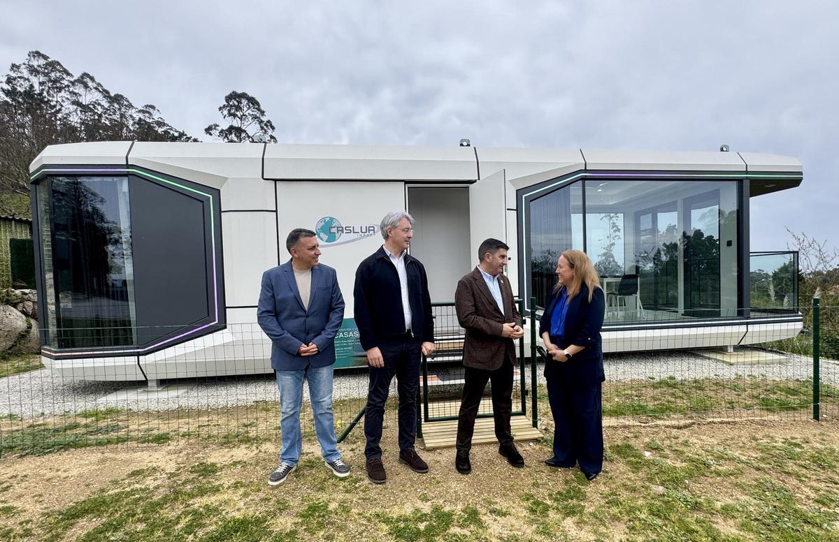 El delegado y el alcalde, con los responsables de la empresa, ante una vivienda cápsula.
