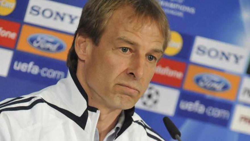 El entrenador del Bayern de Munich, Juergen Klinsmann, durante una rueda de prensa ofrecida hoy.