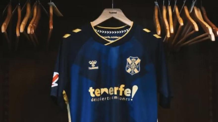 El Tenerife presenta el segundo  uniforme para la temporada 24/25