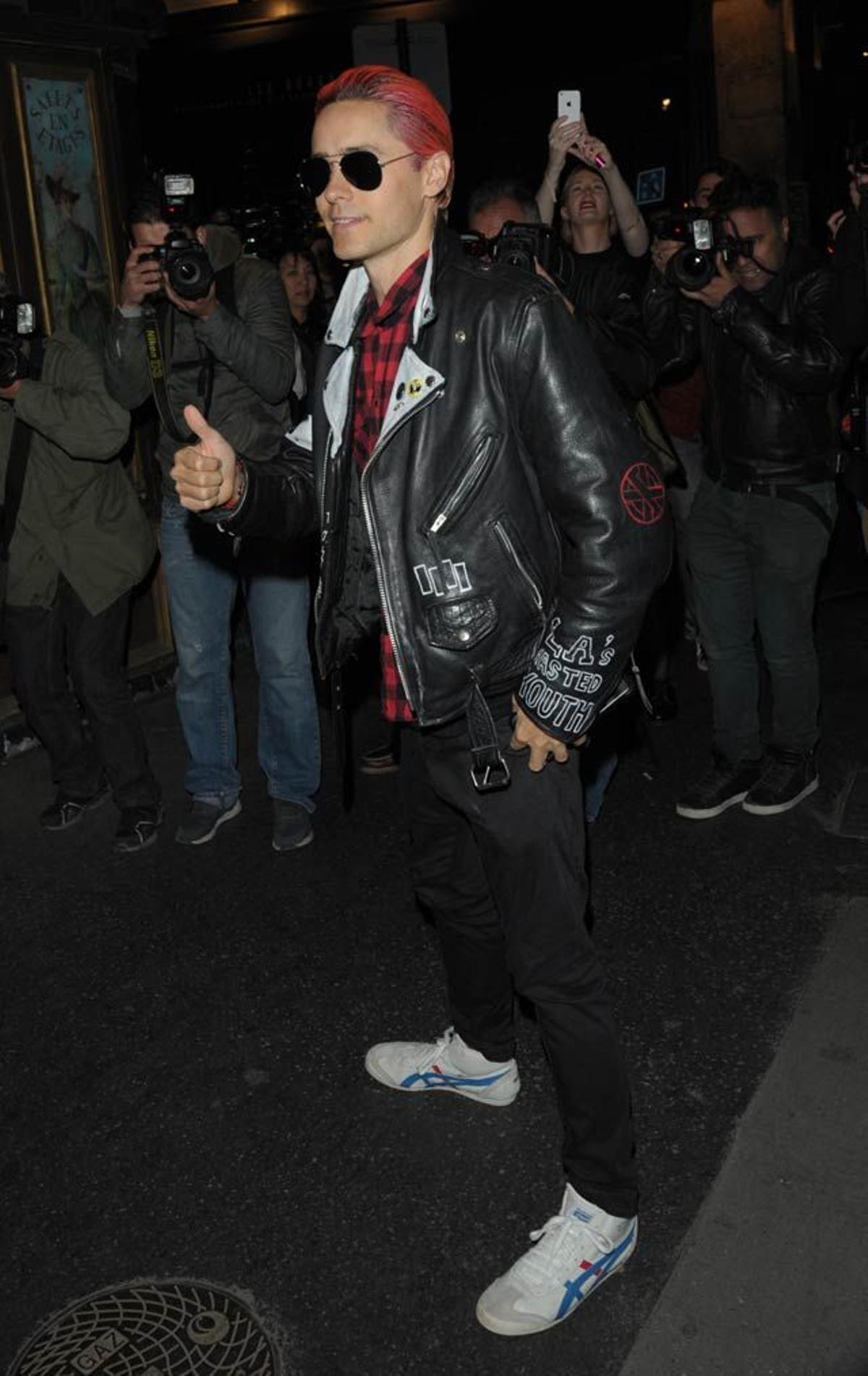 Jared Leto llega a la fiesta de Balmain en París