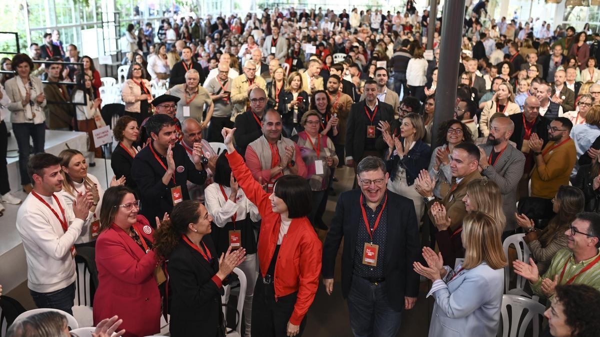 La secretaria general del PSPV, Diana Morant, saluda en el Congreso junto a Ximo Puig