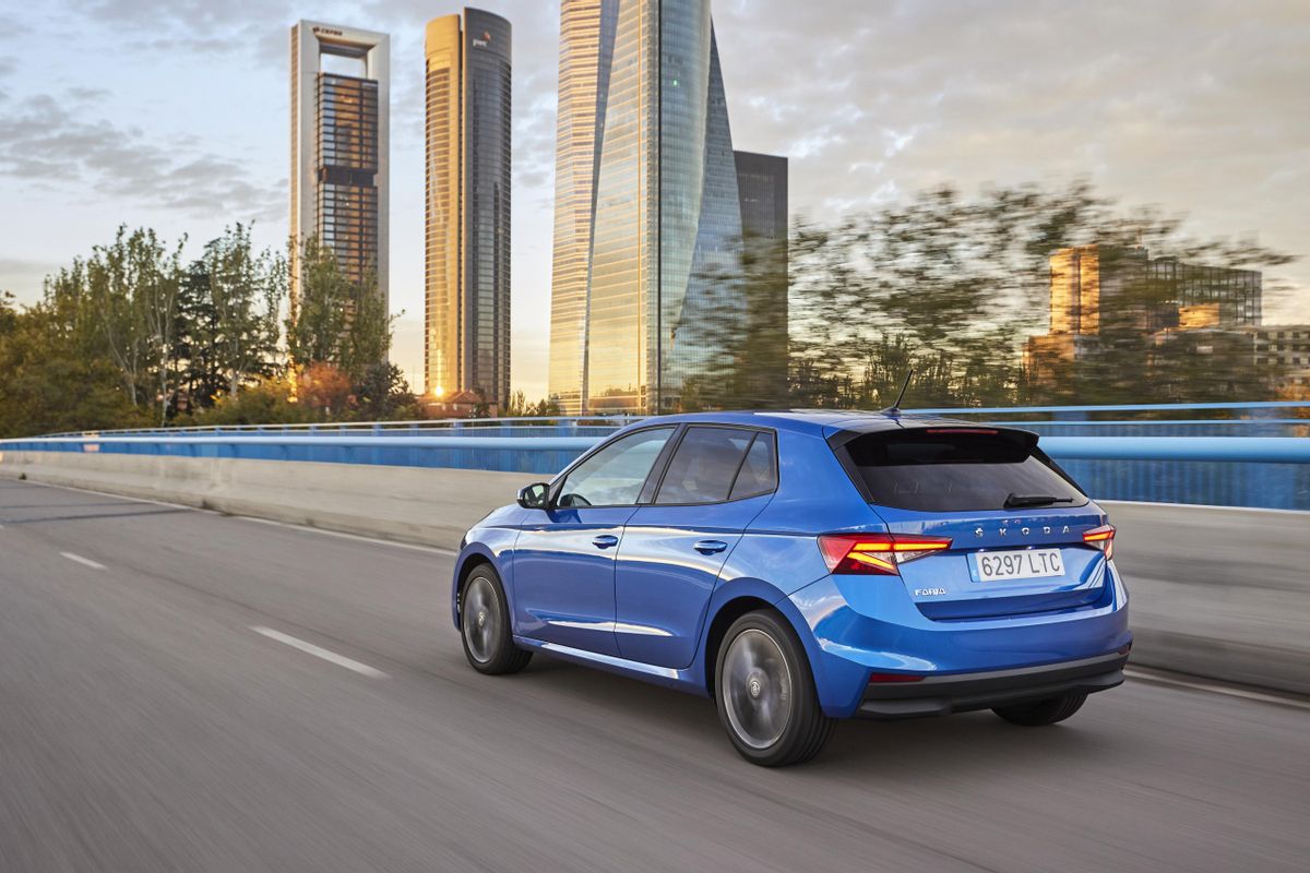 El Škoda Fabia gana en tamaño exterior a la vez que agranda su habitáculo y capacidad de maletero.