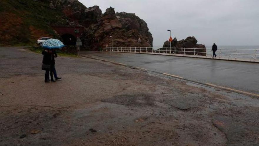 El aparcamiento de la playa del Cuerno, ayer.