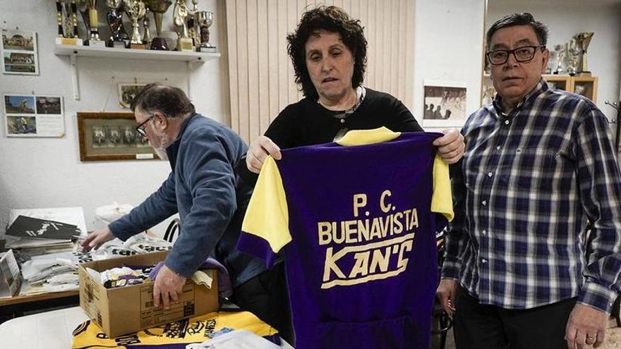 El president, Miquel Closa, amb Joana Nuvau, de la junta, i el vicepresident, Ignasi Solernou, recordant antigues samarretes de la Penya