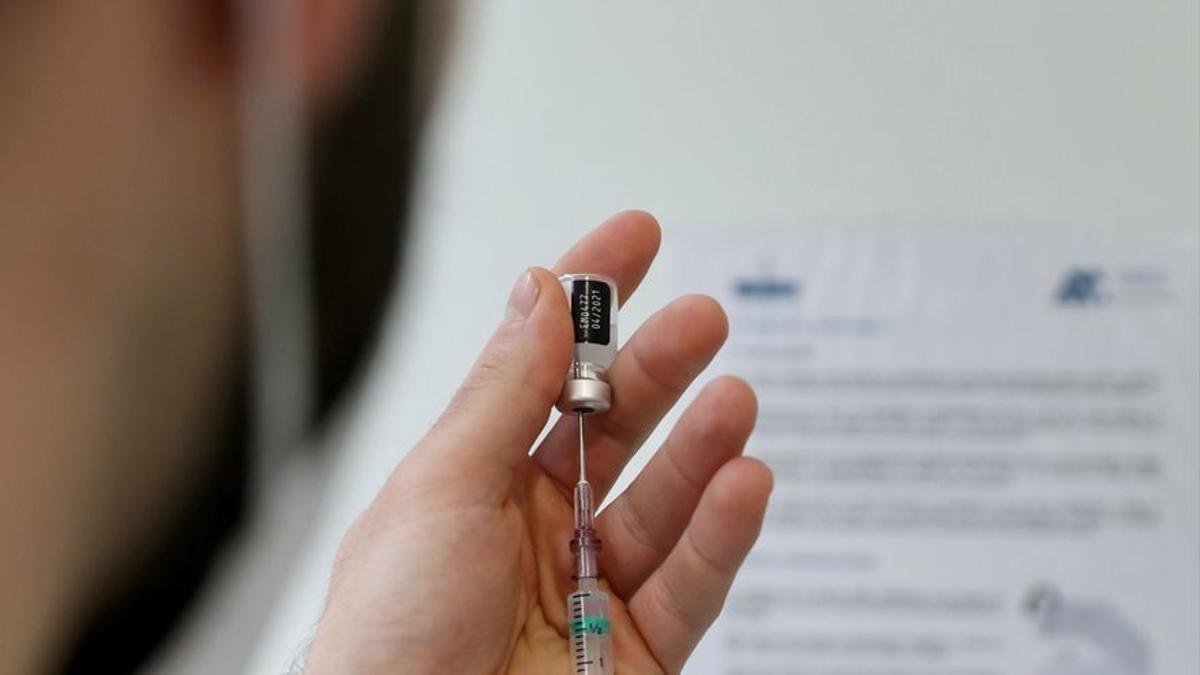 Salud admite que vacunó a sus directivos: “No han estado metidos en el despacho”