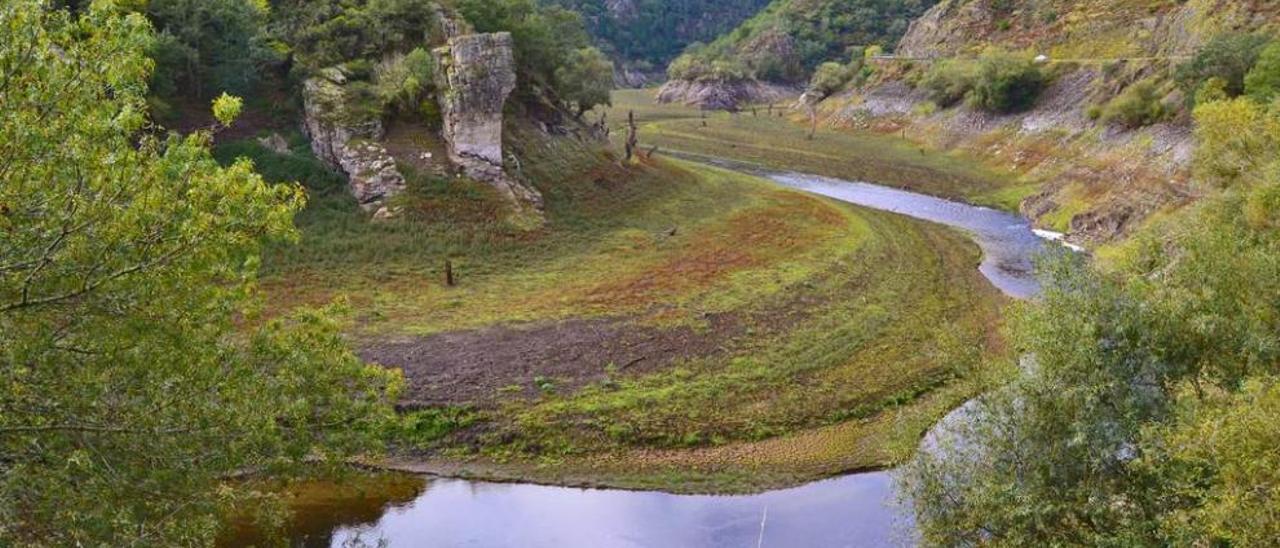 1 Parte de la cola del embalse sobre el Navia, con poca agua. 2 Tramo empedrado y emparrado. 3 Capilla de San Roque. 4 Casa de Elma Andrés García.