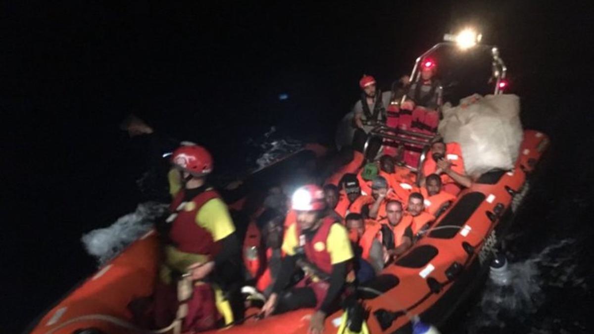 Imagen facilitada por 'Open Arms' del rescate de 39 personas esta madrugada en el Mediterráneo.
