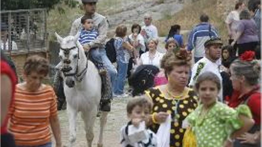 Unes 80 persones van fer el recorregut de Torroella a l&#039;ermita.