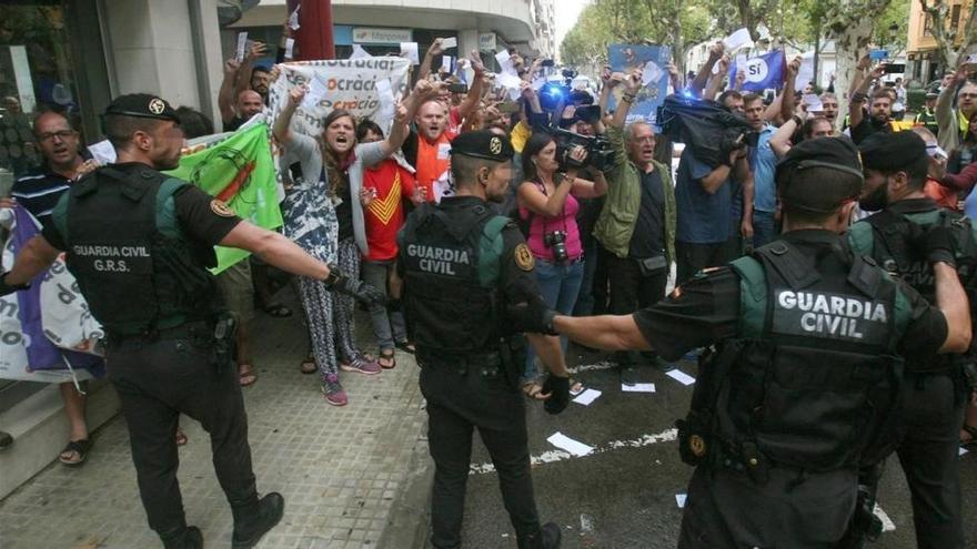 La Guardia Civil y la Policía Nacional movilizan mil antidisturbios más contra el 1-0