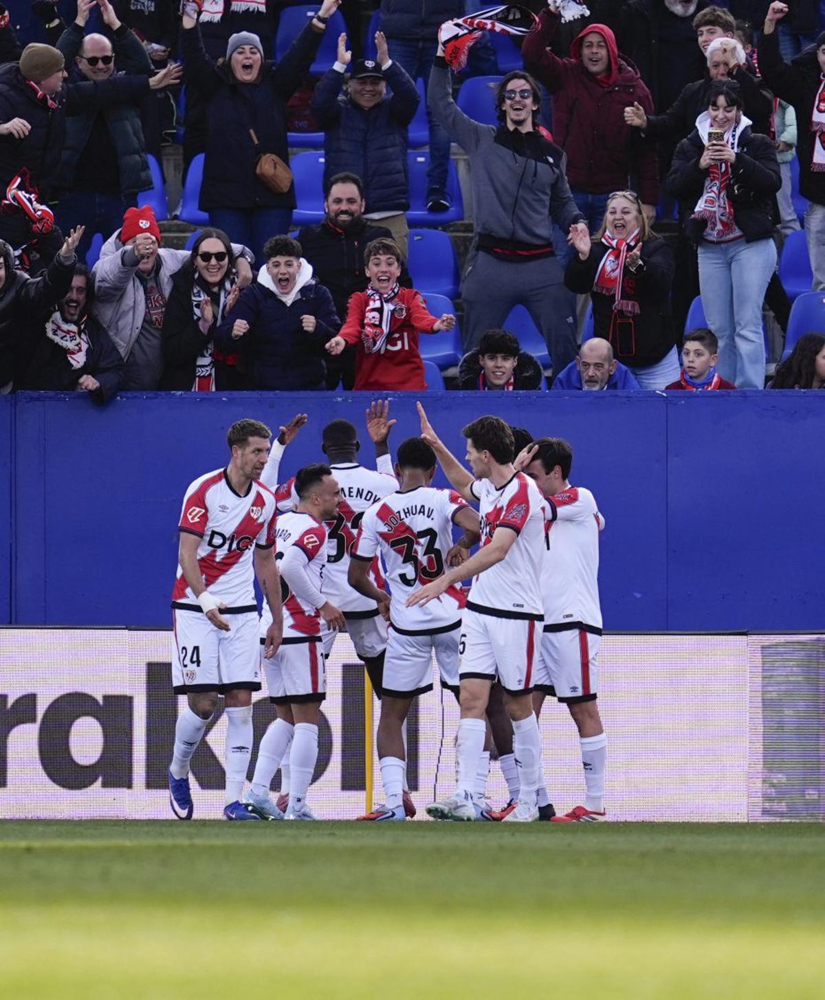 Los jugadores del Rayo celebran uno de los goles de ayer. | EUROPA PRESS