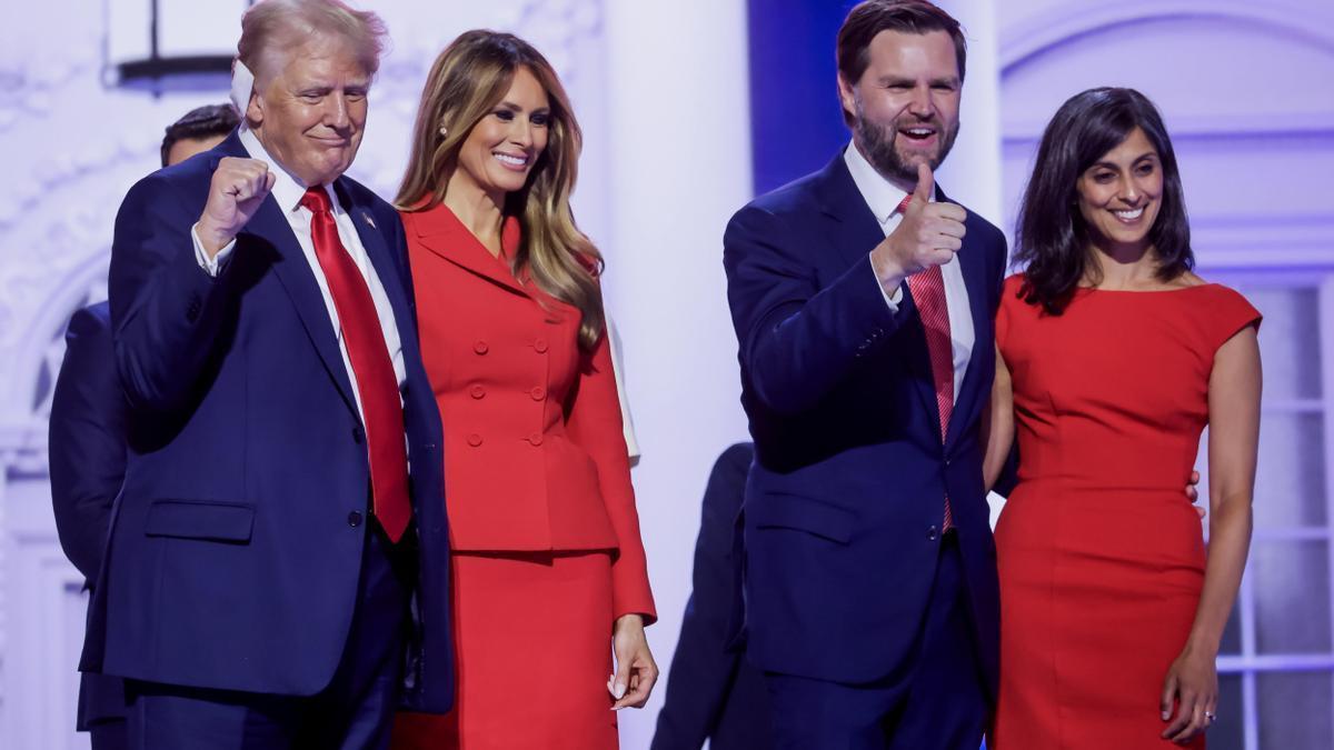 Donald J. Trump junto con su esposa, Melania y el candidato a vicepresidente, J. D. Vance y su mujer Usha