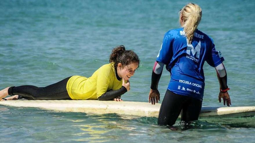 Las escuelas ligadas al surf y sus deportes derivados son abundantes en A Lanzada. // Iñaki Abella