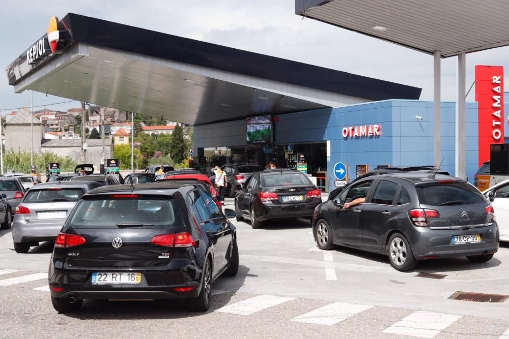 La falta de carburantes en Portugal deriva a cientos de coches a gasolineras gallegas