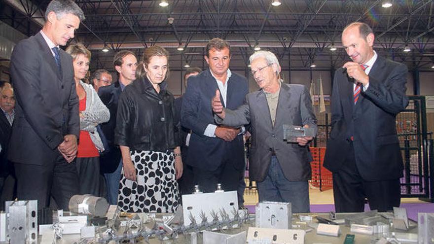 Juan Luis Callón, Dolores García, Javier Guerra y Rafael Louzán observan el alumnio del puesto de Extrugasa