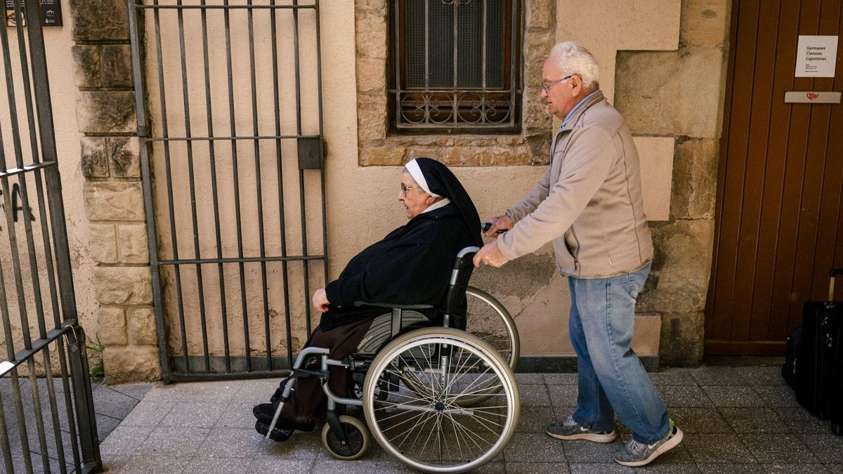 La germana Pilar, la darrera monja caputxina de la ciutat, abandonant el convent el passat mes de maig