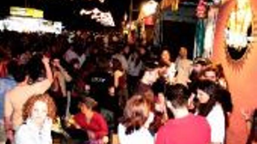 El ´botellón´ y la fiesta inundan el ferial en la noche con más movida