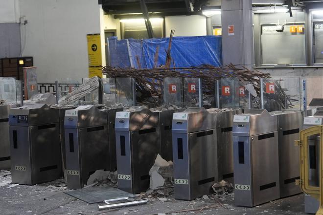 Renfe apunta a las lluvias y las vibraciones de las obras como causa de la caída del techo de Fabra i Puig