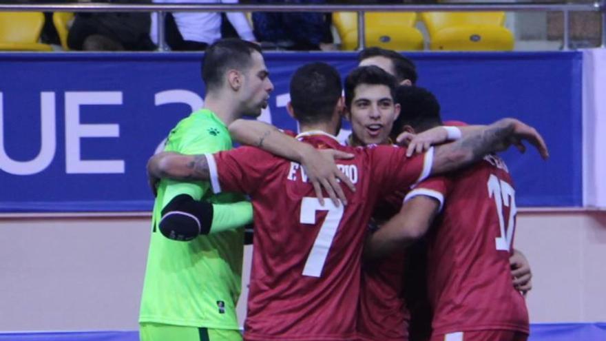 Los jugadores de ElPozo celebran uno de los tantos del partido.