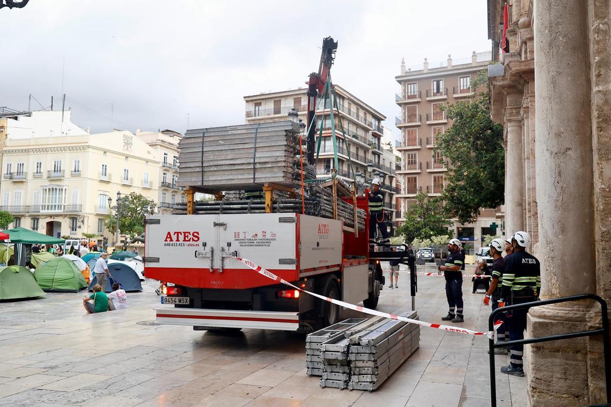 Segundo día de acampada educativa en València: llega la hora de montar el Corpus y acuden furgones de la policía a la plaza de la Virgen