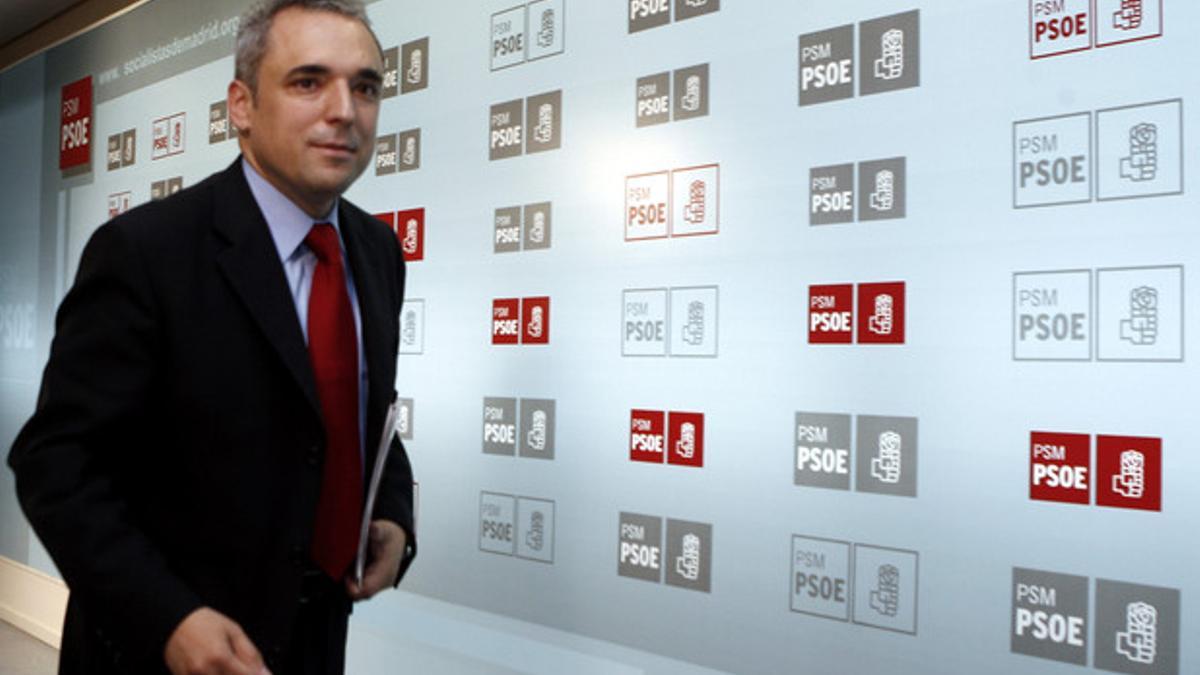 Rafael Simancas sale de la sede del PSOE en Madrid, en una imagen de archivo.