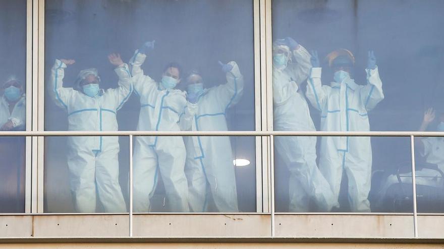 Sanitaris de l&#039;Hospital del Mar de Barcelona bromegen amb la gent que aquest matí de diumenge passejaven pel passeig marítim