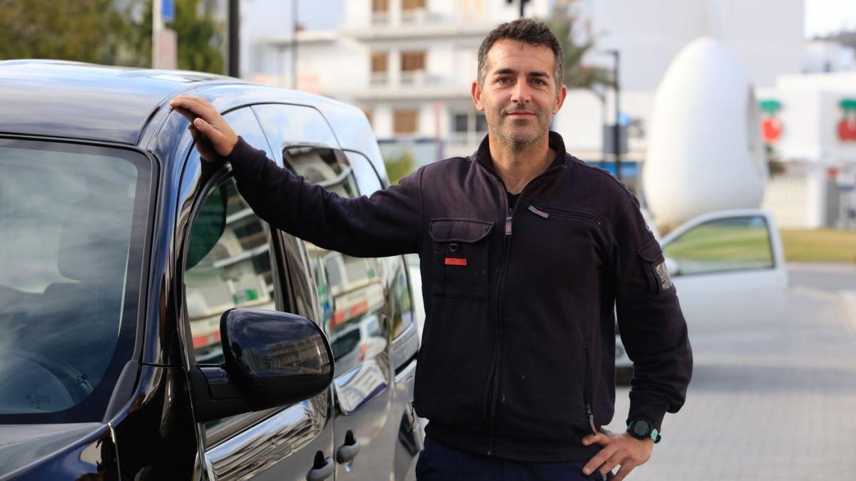 El electricista Javier Moreno junto al vehículo con el que se desplaza para realizar su trabajo. 