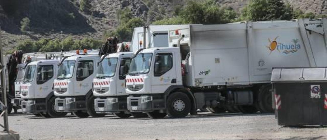 Imagen de camiones de basura que prestan el servicio en Orihuela.