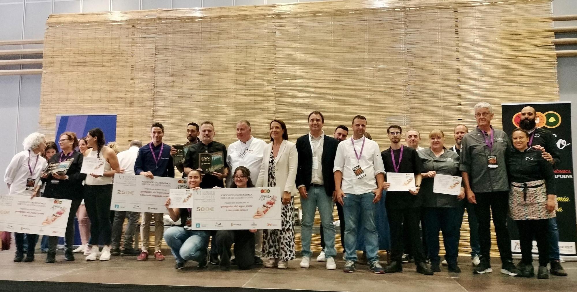 Los premiados con organizadores y representantes municipales.