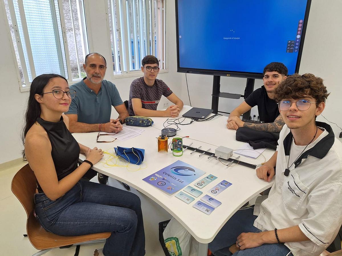 Laura Penichet, el profesor Genaro Viera, Jovany Cabrera, Jovany Cabrera, Nathaniel González y Héctor Suárez, del equipo Celestis del IES Faro de Maspalomas.