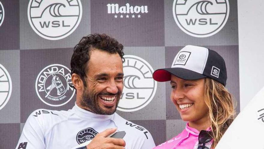 Jonathan González y Ariane Ochoa posan con sus tablas.