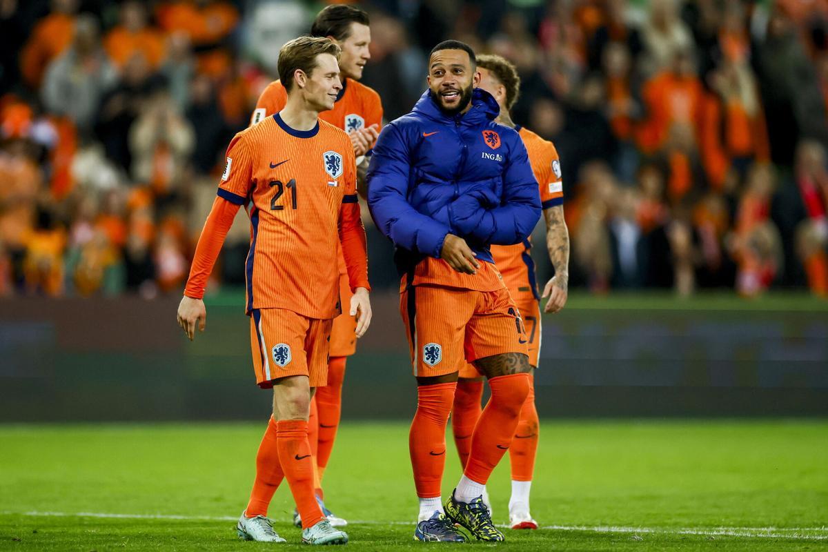 De Jong junto a Memphis Depay al final del partido entre los Países Bajos y Malta
