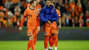 De Jong junto a Memphis Depay al final del partido entre los Países Bajos y Malta