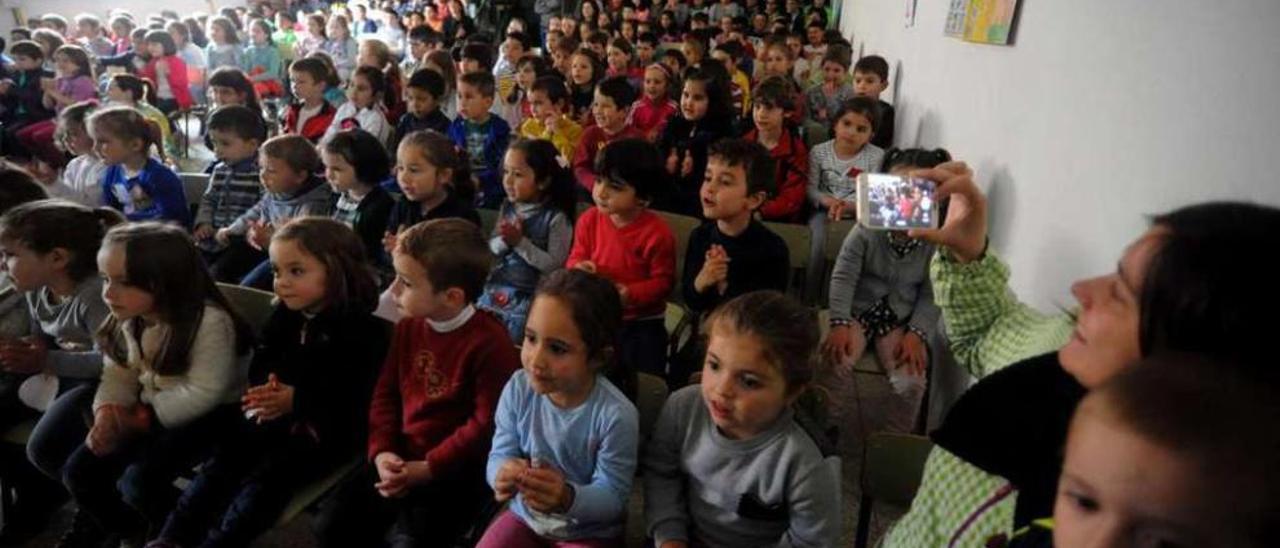 Los niños del colegio de Coirón en el salón de Actos