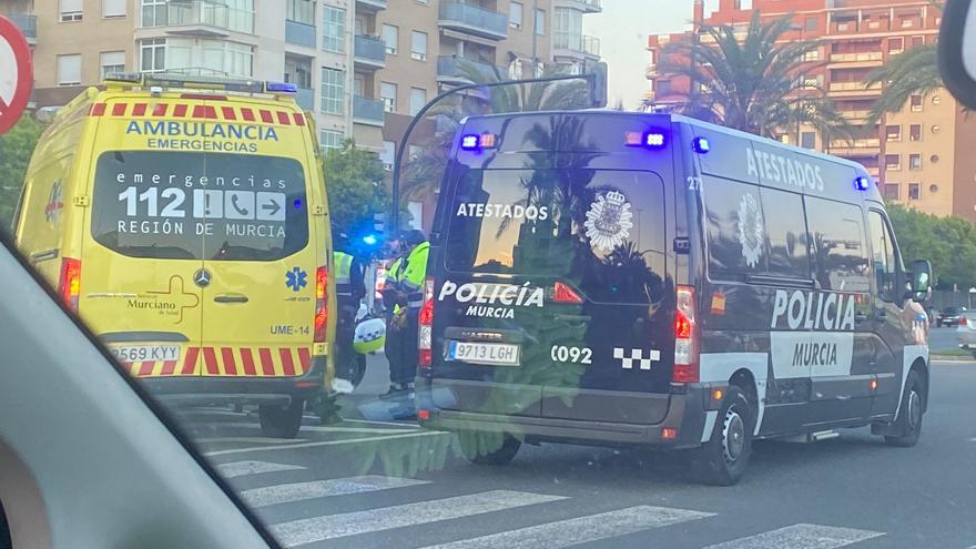 Herida de gravedad e inconsciente tras chocar en patinete con un coche en Murcia