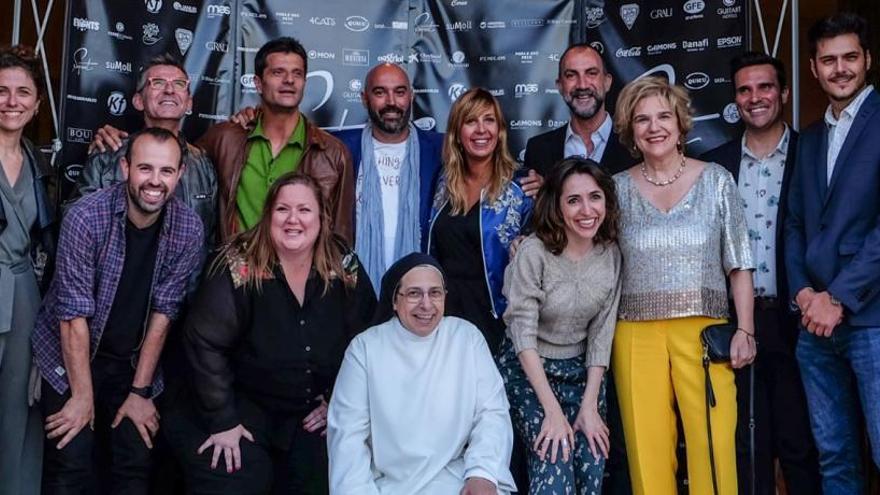 Sor Lucía Caram, al centre de la imatge, amb algunes personalitats convidades.