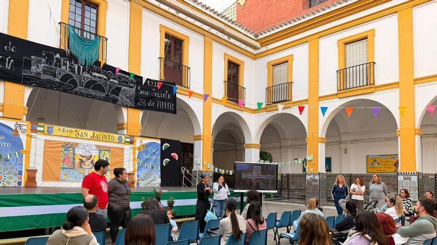 Los colegios públicos sevillanos luchan contra la amenaza de cierre por la caída de la natalidad: "Tenemos que competir para que nos escojan"