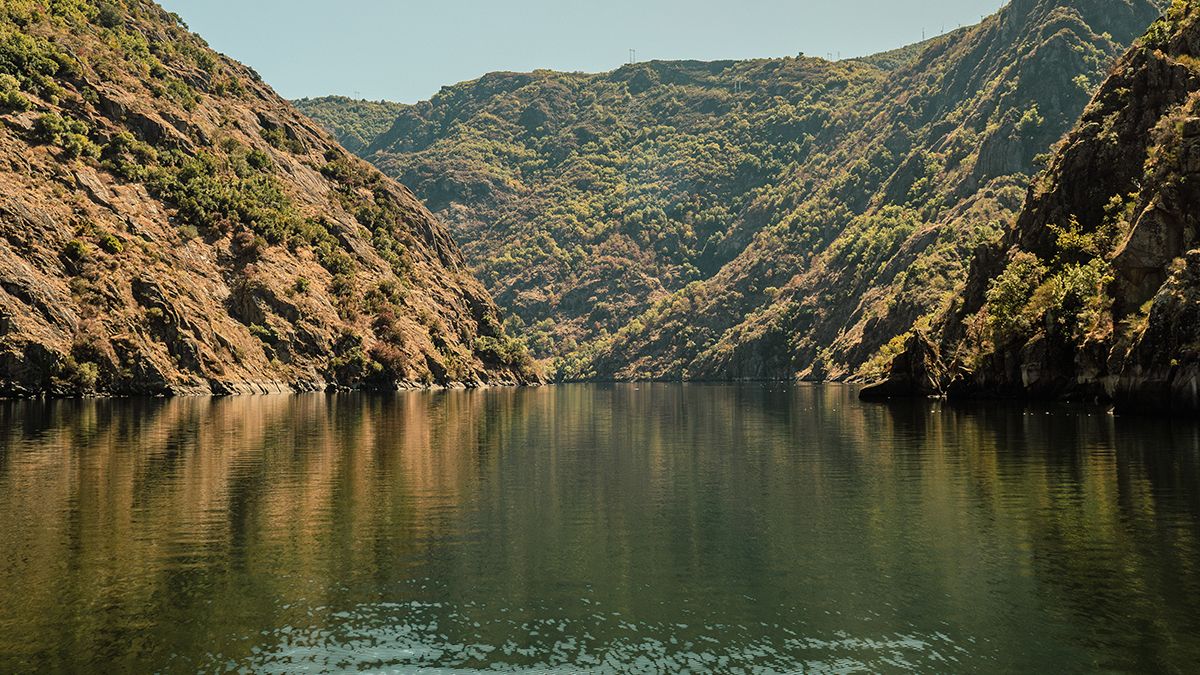 Las aguas tranquilas del Sil reflejan la esencia más pura de la Ribeira Sacra: calma, naturaleza y silencio sagrado