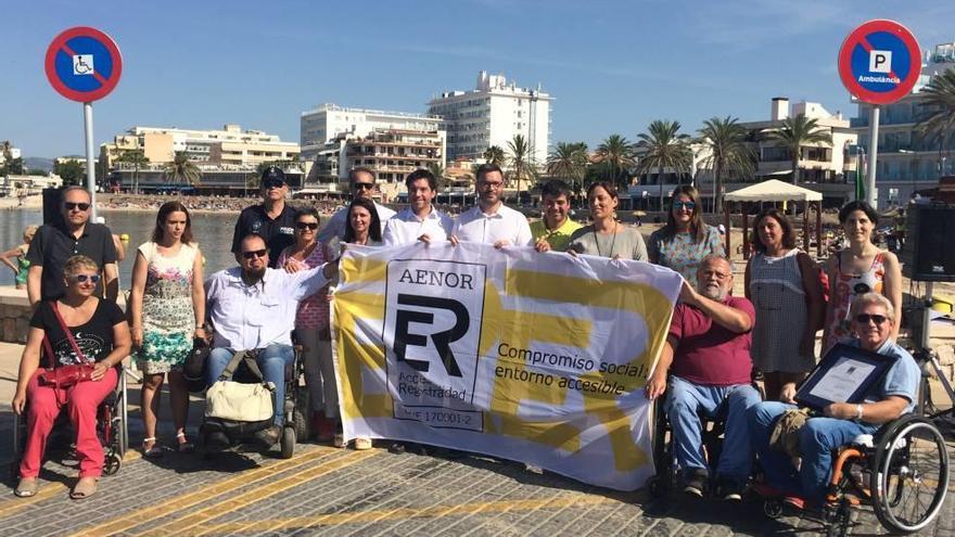 Cala Estància tiene desde ayer una bandera de Aenor.