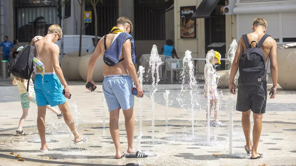 El calor le pudo: graban a un hombre "duchándose" en una fuente de Alicante