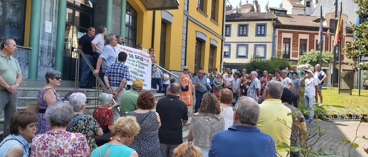 Asistentes a la protesta convocada ante la Casa Consistorial de San Martín del Rey Aurelio. | E. P.