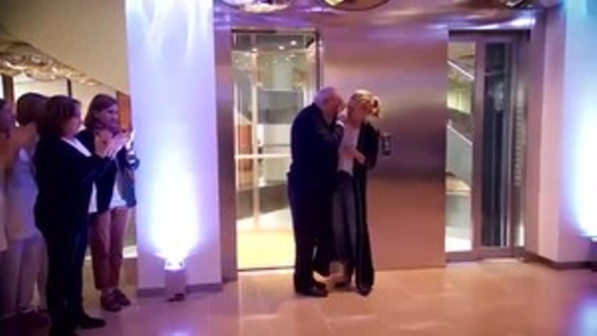 Vídeo de la festa sorpresa dels treballadors dInditex a Amancio Ortega a Arteixo.