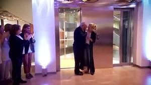 Vídeo de la festa sorpresa dels treballadors d’Inditex a Amancio Ortega a Arteixo.