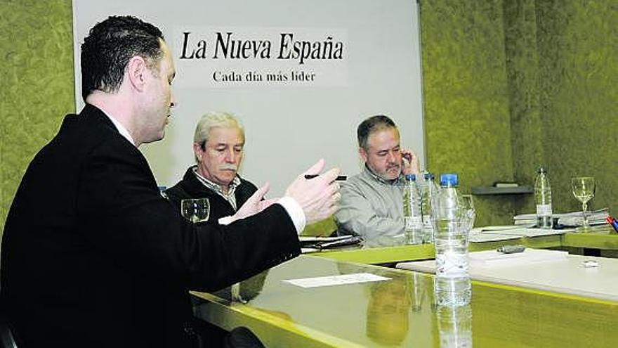 González, Braga y Pino, durante la tertulia, en las dependencias de LA NUEVA ESPAÑA en Oviedo.